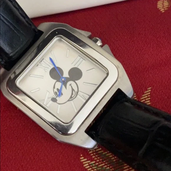 Conversation starter in Silver hardware, shareholders Mickey  display picture 3